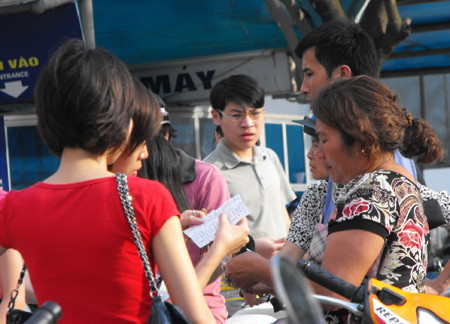 Nhiều bạn trẻ chấp nhận mua vé với giá 