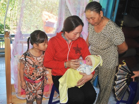 'Bé văng khỏi bụng mẹ' đoàn tụ gia đình trong nước mắt ảnh 3