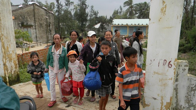 Chiều nay (9/11), lực lượng vũ trang tỉnh Quảng Nam đã tiến hành di dời khẩn cấp hàng chục nghìn dân sống dọc ven biển huyện Núi Thành và TP.Tam Kỳ. Trong ảnh: Từng đoàn người dân xã ven biển xã Tam Thanh, TP.Tam Kỳ từ nhà văn hóa thôn tiến ra đường lên xe buýt để di dời lên Trường ĐH Quảng Nam 