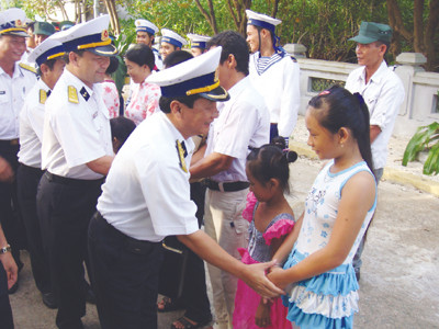 Phó Chính ủy Bộ Tư lệnh Vùng 4 Hải quân cùng đoàn công tác thăm người dân trên đảo