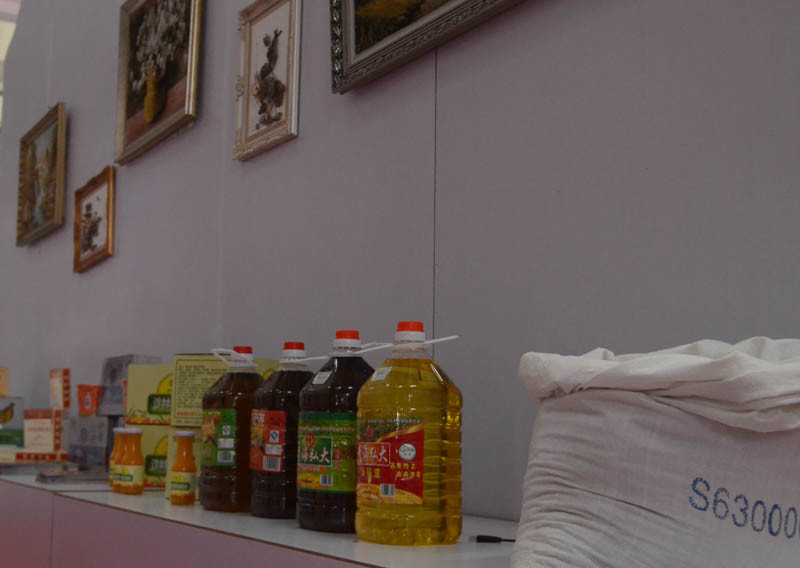 Dầu ăn, nước mắm, ngũ cốc được giới thiệu tại triển lãm.