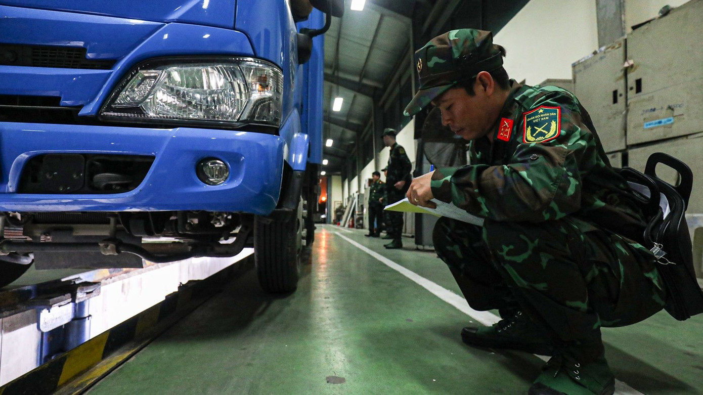 Lực lượng đăng kiểm Bộ Quốc phòng tham gia hỗ trợ hoạt động đăng kiểm tại các trung tâm đăng kiểm dân sự (Ảnh: BGT). Lực lượng đăng kiểm Bộ Quốc phòng tham gia hỗ trợ hoạt động đăng kiểm tại các trung tâm đăng kiểm dân sự (Ảnh: BGT).