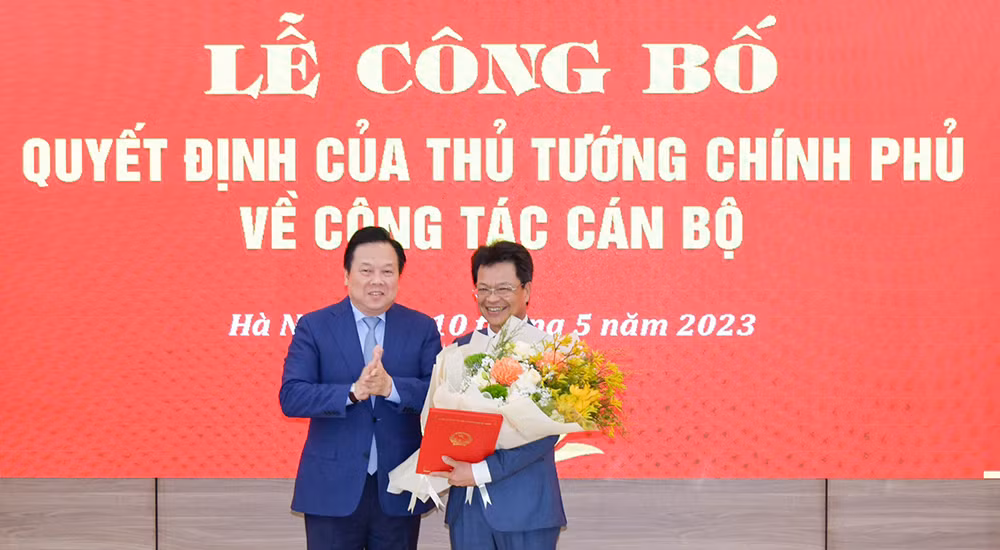 Ông Nguyễn Hoàng Anh - Chủ tịch Ủy ban Quản lý vốn nhà nước tại doanh nghiệp - trao quyết định bổ nhiệm Chủ tịch VNR cho ông Đặng Sỹ Mạnh (phải).