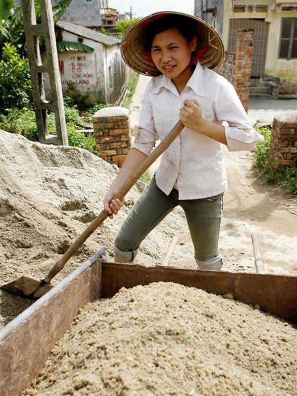 Chu Thị Kim Liên và công việc thường ngày giúp mẹ: Chở cát thuê. (Ảnh chụp trưa ngày 2/8/2008 của Hồng Vĩnh)