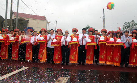 Cắt băng khánh thành, chính thức thông xe cầu Bến Thủy II. Ảnh: Dân Trí