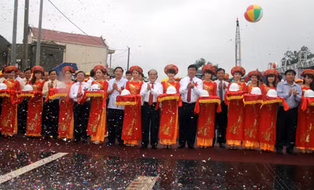 Cắt băng khánh thành, chính thức thông xe cầu Bến Thủy II. Ảnh: Dân Trí
