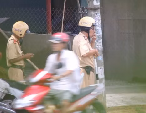 CSGT Q.9 vừa hút thuốc, vừa đeo kính đen khi đang làm nhiệm vụ (ảnh: N.D) 