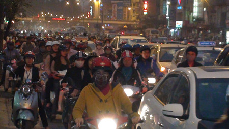 Dòng người đông đúc trên đường Nguyễn Trãi lúc 17h45. Dòng người đông đúc trên đường Nguyễn Trãi lúc 17h45 chiều 6 - 3