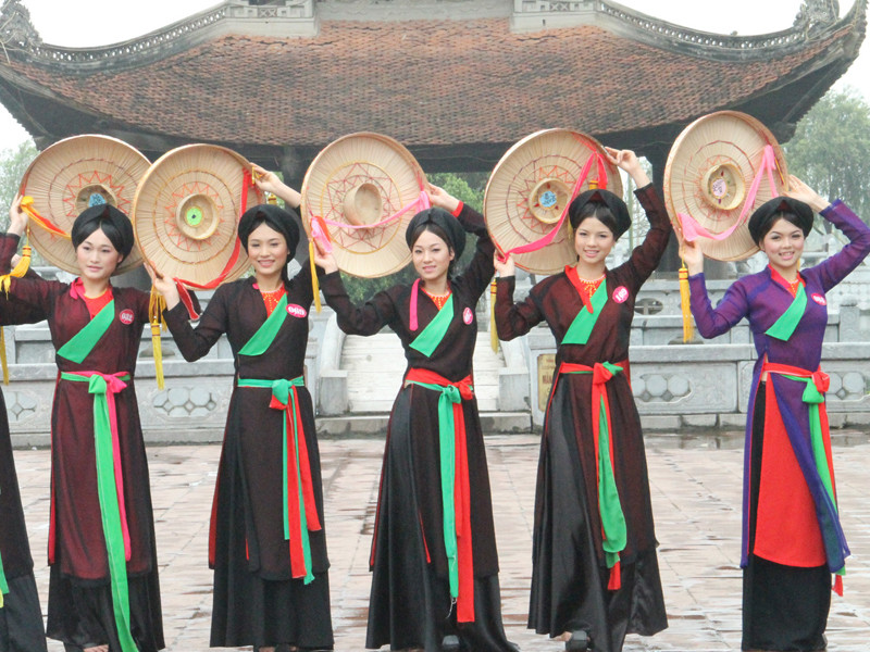 Những người đẹp Kinh Bắc năm 2012 trong trang phục quan họ