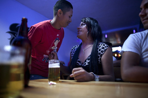 Trong ảnh, Tylỏ đang tán tỉnh với một người đàn ông trong quán bar