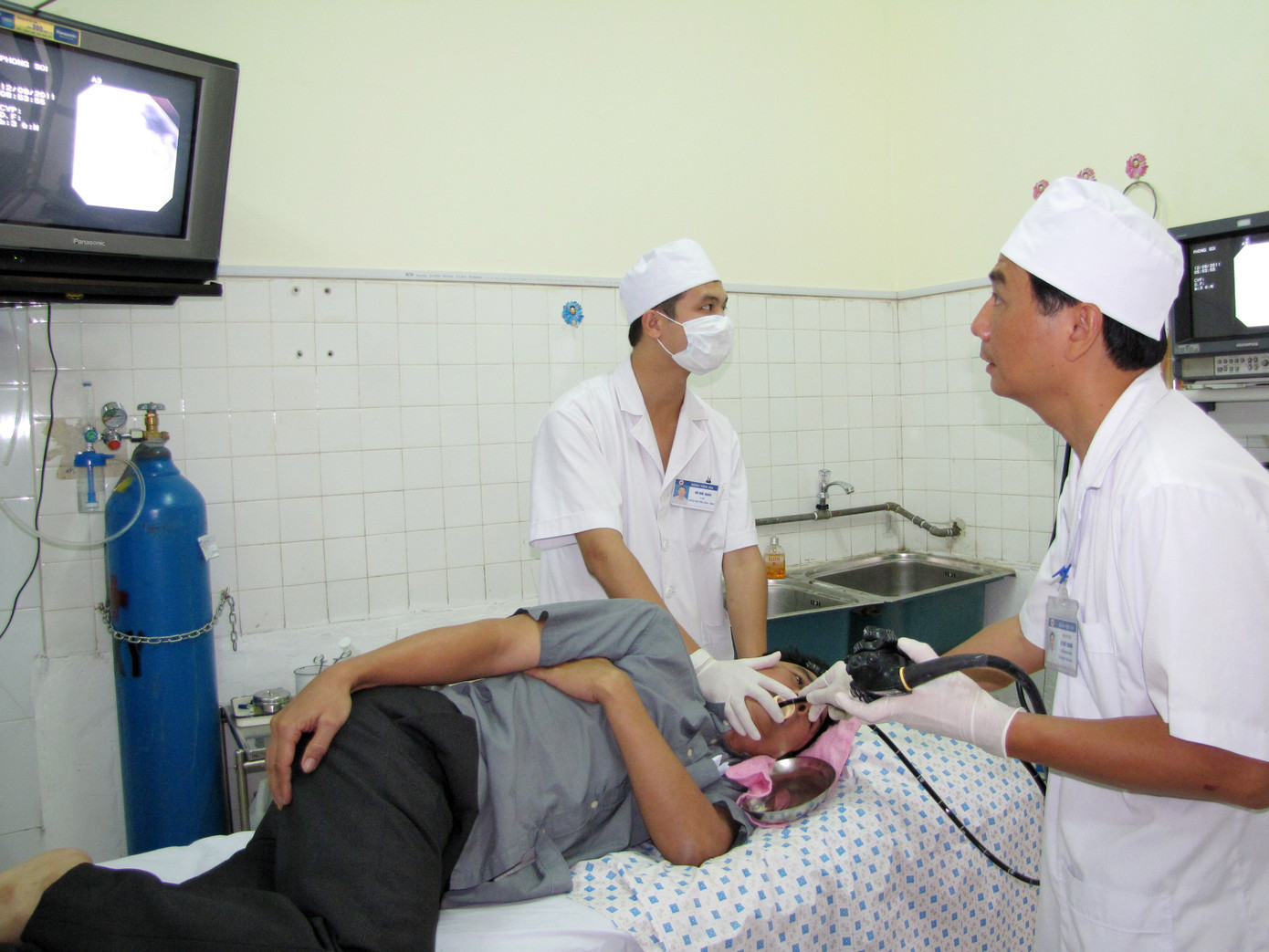 BS Vũ Đức Chung (bên phải) đang thực hiện kỹ thuật nội soi dạ dày cho bệnh nhân