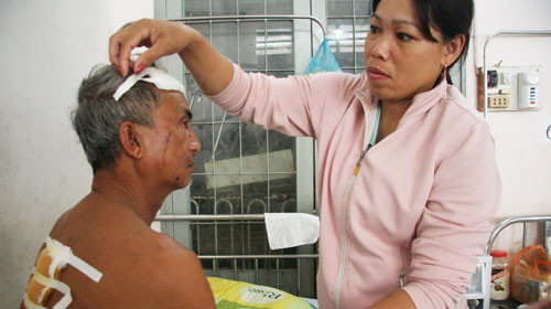 Ông Hùng bị chém rất nặng ở lưng và trán. Trong đó vết thương ở trán sâu tới sọ 