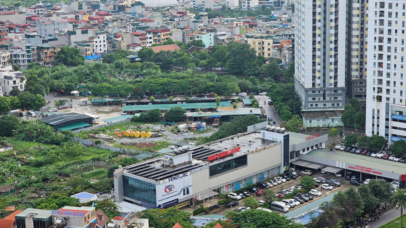 Một số ô đất quy hoạch trường học tại khu đô thị mới Tây Nam hồ Linh Đàm, phường Hoàng Liệt (Hoàng Mai) quây tôn bỏ hoang nhiều năm không triển khai, trong khi phụ huynh phải bốc thăm giành suất học cho con.