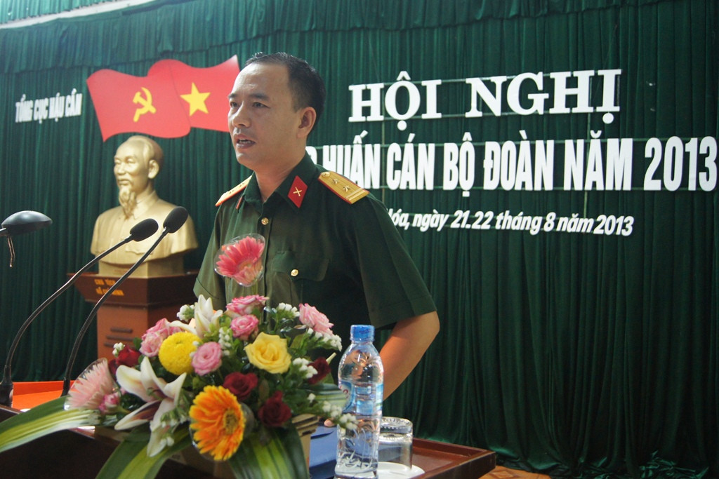 Trung tá Đinh Quốc Hùng – Phó Trưởng ban Thanh niên Quân đội giảng bài tại lớp tập huấn