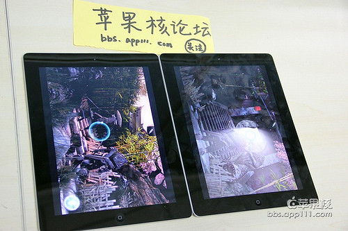 IPad 2 và New iPad được đặt cạnh nhau và cùng chạy game Infinity Blade