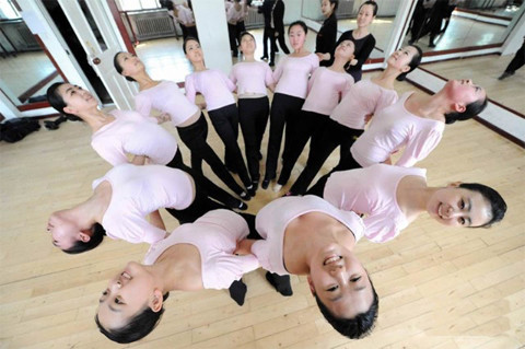 Ngoài yoga, các học viên còn phải tập cả ballet