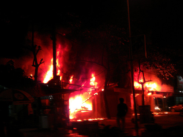 Đám cháy bùng phát dữ dội