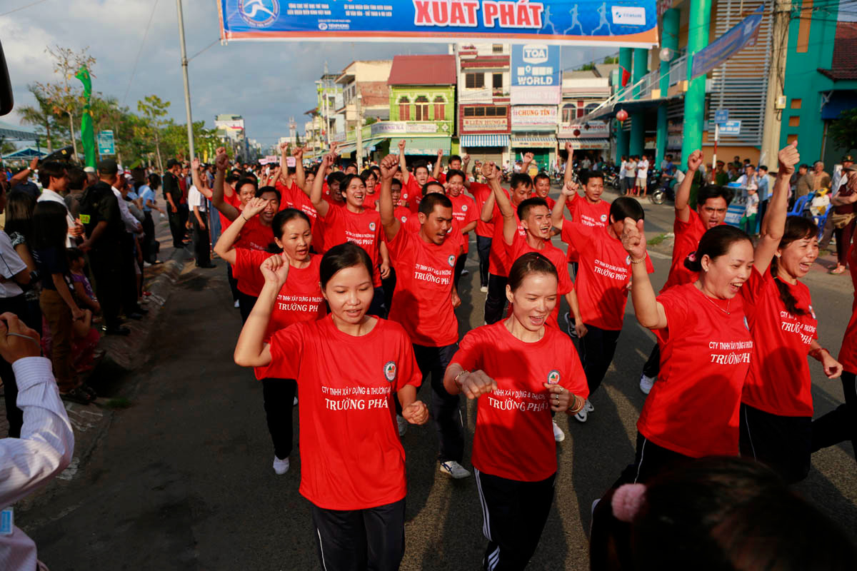 Cán bộ, CNVC và người dân thị xã Hà Tiên chạy đồng hành để hưởng ứng giải đấu. Ảnh Hồng Vĩnh