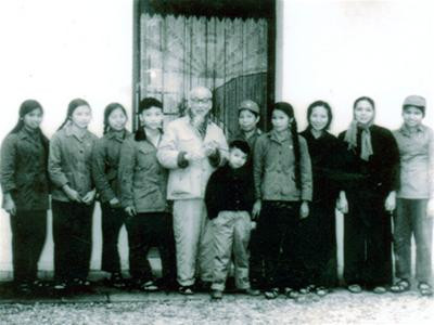 Bác Hồ chụp ảnh với con một số vị tướng đã mất Bác Hồ chụp ảnh với con một số vị tướng đã mất