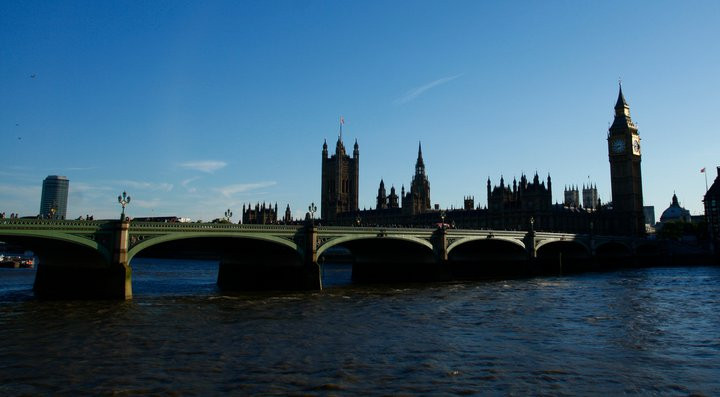 London đẹp như một bức tranh Tháp London qua mọi góc nhìn Dòng sông Thames yên bình London Eye - một trong những biểu tượng của London Big Ben trứ danh Cây cầu Golden Jubilee. Từ đây có thể dễ dàng thấy đc cả 2 biểu tượng của London là London Eye và Big Ben. Cây cầu Southpark lung linh trong ánh điện Cây cầu Westminster nổi tiếng Chiều tàn cuối đông Richmond Một góc nhỏ của Portobello London ấm áp sắc xuân với màu hồng tươi của hoa đào nở Sự bình yên bao trùm lên London khi màn đêm buông xuống Bắt gặp người nghệ sĩ đang say sưa với những giai điệu nhạc vào một chiều cuối đông.