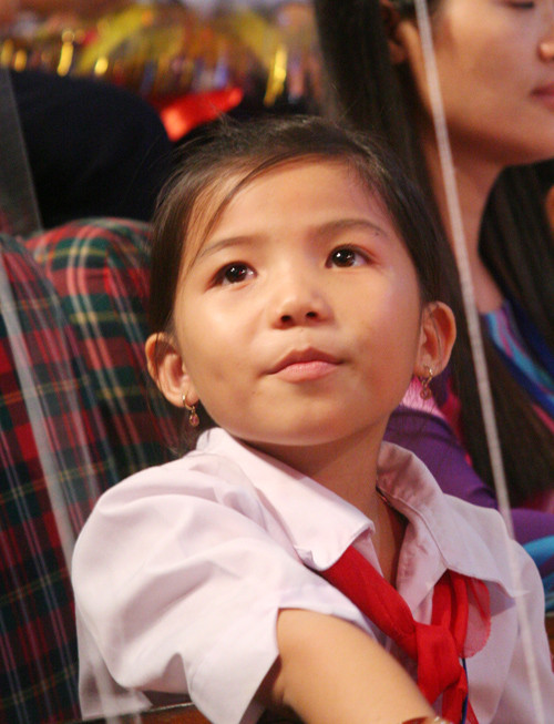 Bé Thùy Vi (8 tuổi) bé nhất đến từ huyện đảo Trường Sa thích thú khi lần đầu được đến rạp xiếc.