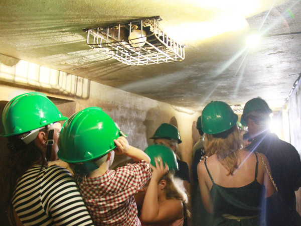 Dòng chữ trên tường hầm