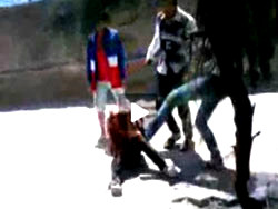 Cảnh từ video clip nữ sinh trường THPT Hà Huy Tập (TP Vinh) bị đánh hội đồng mới diễn ra đầu tháng 9