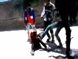 Cảnh từ video clip nữ sinh trường THPT Hà Huy Tập (TP Vinh) bị đánh hội đồng mới diễn ra đầu tháng 9