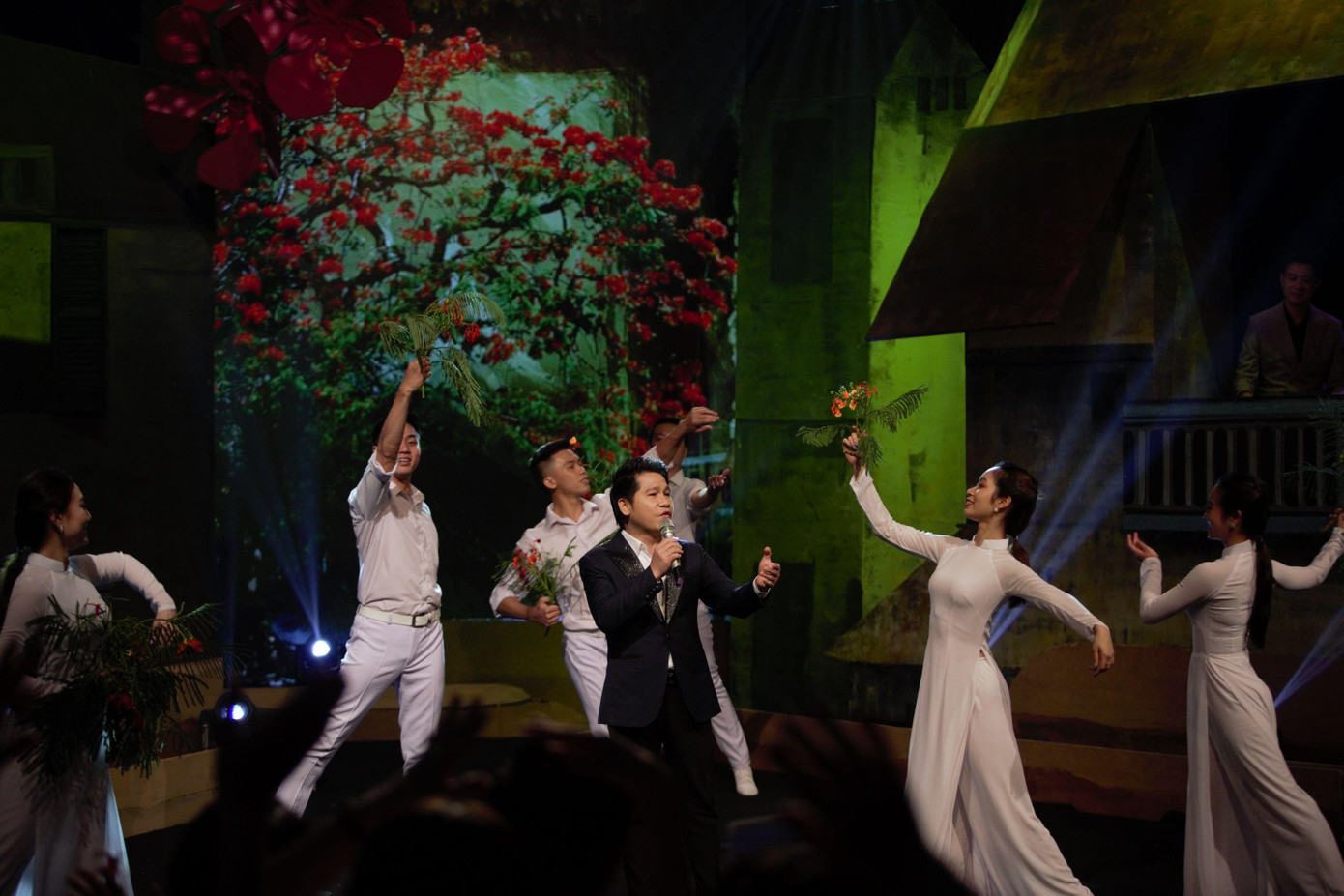 Ca sĩ Trọng Tấn biểu diễn "Thành phố hoa phượng đỏ"
