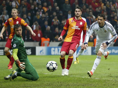 Ronaldo (áo trắng) lập cú đúp cho Real Madrid. Ảnh: Reuters