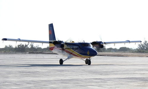 Phi cơ DHC-6 hạ cánh xuống đường băng