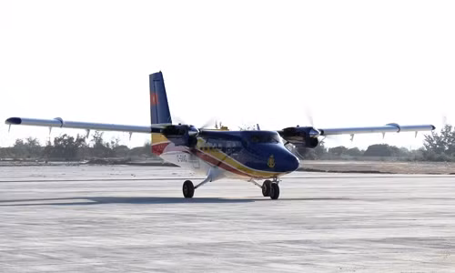 Phi cơ DHC-6 hạ cánh xuống đường băng