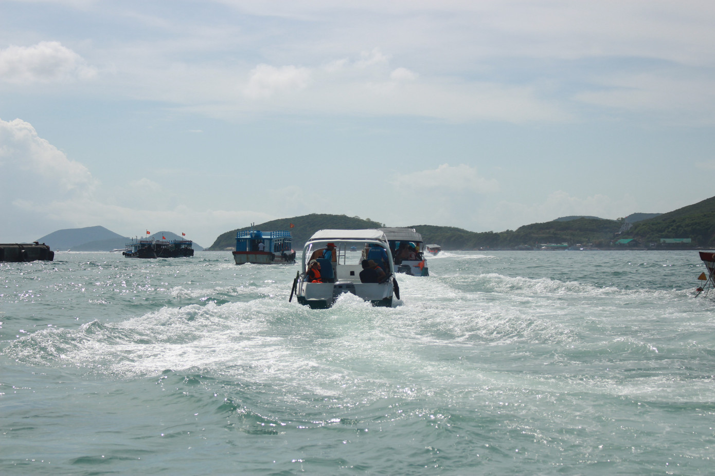 Cứu 4 người trên tàu khách bị chìm tại vịnh Nha Trang ảnh 1