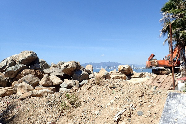 Dự án du lịch Hồ Tiên ngang nhiên đổ đá lấn vịnh Nha Trang ảnh 3