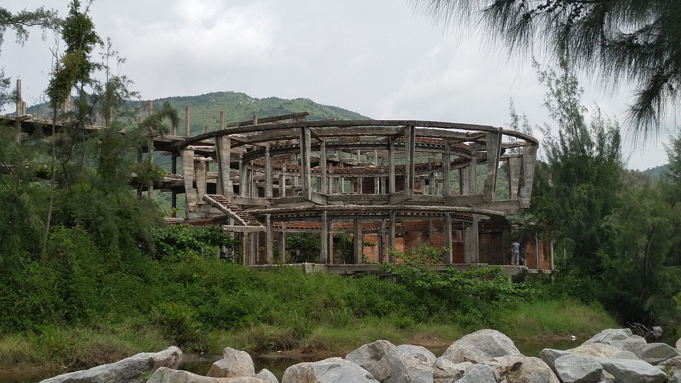 Dự án khách sạn 5 sao bỏ hoang hơn 30 năm thành điểm hút chích ma tuý ảnh 1