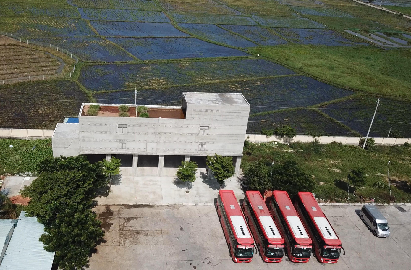 Ngang nhiên biến kho hàng bến xe thành… nhà yến! ảnh 1