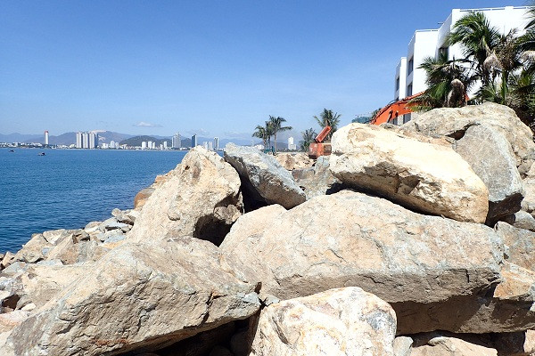 Dự án du lịch Hồ Tiên ngang nhiên đổ đá lấn vịnh Nha Trang ảnh 2