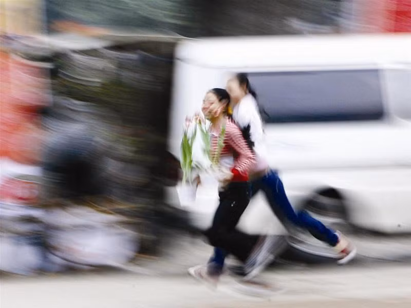 Bỏ chạy với hai chậu hoa