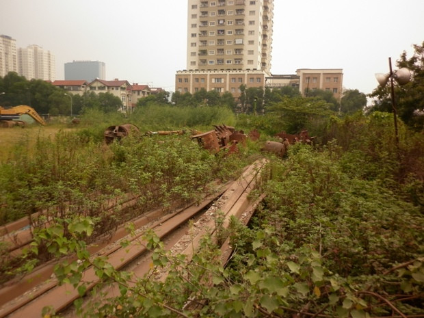 Ngoài điện tích để 'trồng cỏ', một phần khác được sử dụng làm nơi chứa phế liệu