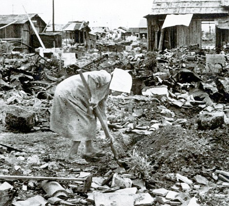 Hình ảnh một cụ bà sống sót năm 1945 đang bới tìm trong các đống đổ nát của nhà mình ở Hiroshima. Hình ảnh một cụ bà sống sót năm 1945 đang bới tìm trong các đống đổ nát của nhà mình ở Hiroshima.