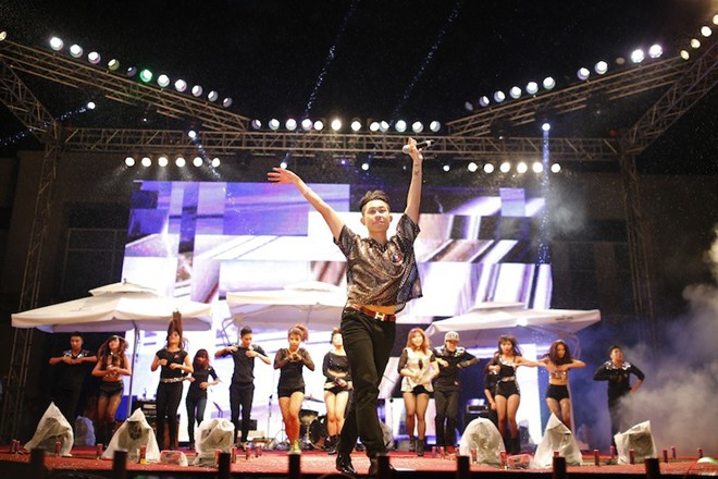 Các nhóm nhảy minh họa cũng không kém phần... mát mẻ Bài viết: http://news.zing.vn/Nu-sinh-DH-Thang-Long-dien-noi-y-giua-dem-gia-ret-post377796.html#category Nguồn Zing News 