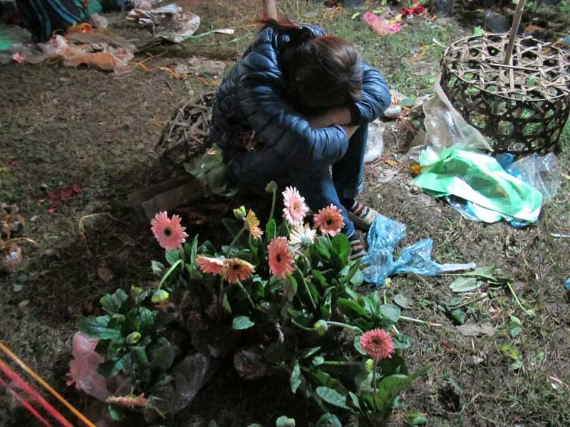 Chị bán hoa thiếp đi lúc gần sáng khi chờ bán nốt mấy khóm hoa