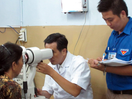 Các thầy thuốc Bệnh viện quận 11 (TP.HCM) thực hiện khám, mổ mắt miễn phí cho người nghèo tỉnh Long An - Ảnh: K.ANH