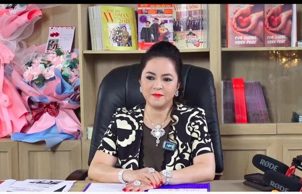 Bà Phương Hằng tố cáo Vy Oanh từng làm "tiểu tam". Bà Phương Hằng tố cáo Vy Oanh từng làm "tiểu tam".