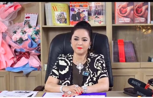Bà Phương Hằng tố cáo Vy Oanh từng làm "tiểu tam". Bà Phương Hằng tố cáo Vy Oanh từng làm "tiểu tam".