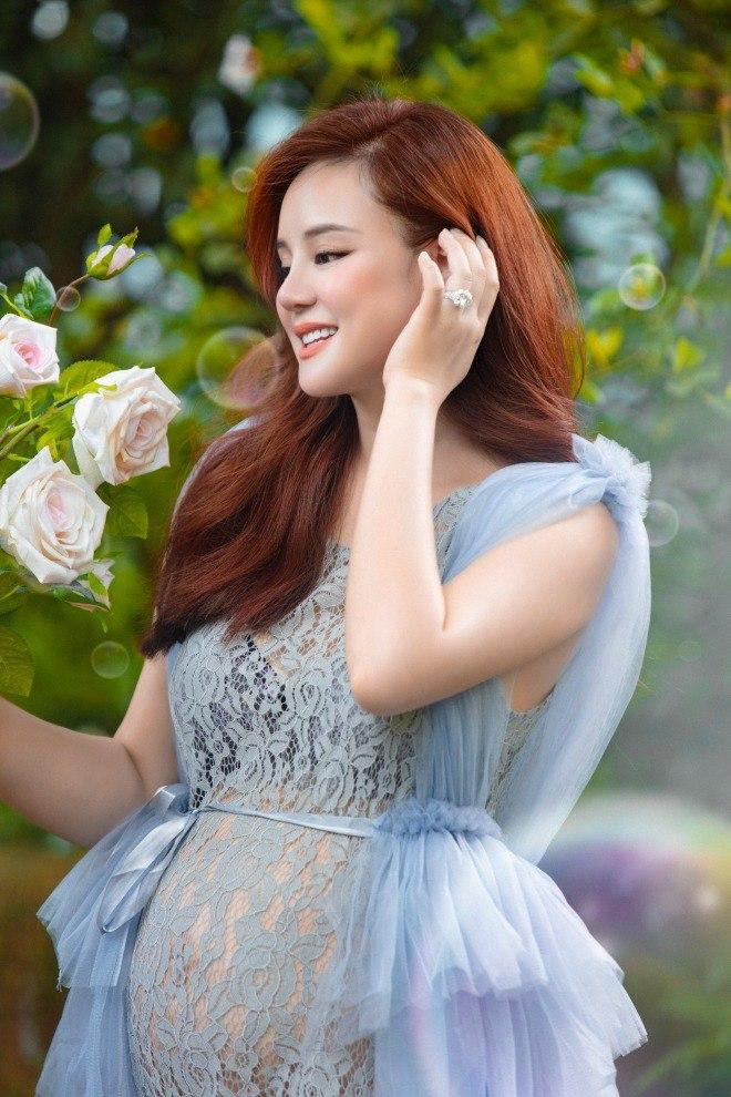 Vy Oanh sắp sinh con nhưng lịa vướng ồn ào Vy Oanh sắp sinh con nhưng lịa vướng ồn ào