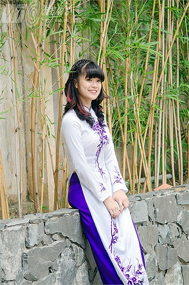 Hoàng Yến duyên dáng trong tà áo dài trắng