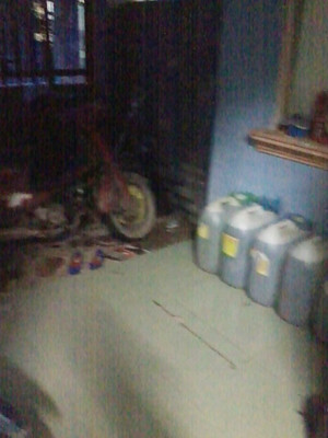 Sau khi lấy xăng được tập kết tại nhà của Đức