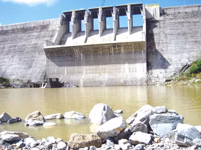 Chất lượng thân đập có thể cần được theo dõi tiếp thay vì thỏa mãn với các kết luận đã có. (Trong ảnh: Hạ lưu đập Sông Tranh 2)