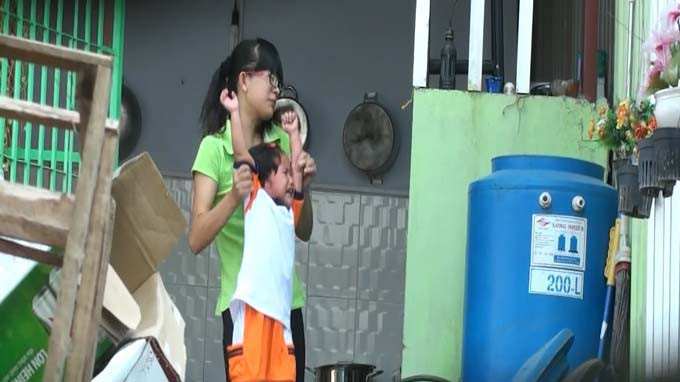 Mặc cho đứa bé khóc lóc thảm thiết, bảo mẫu này vẫn bế lên và nhúng vào bồn nước. Mặc cho đứa bé khóc lóc thảm thiết, bảo mẫu này vẫn bế lên và nhúng vào bồn nước